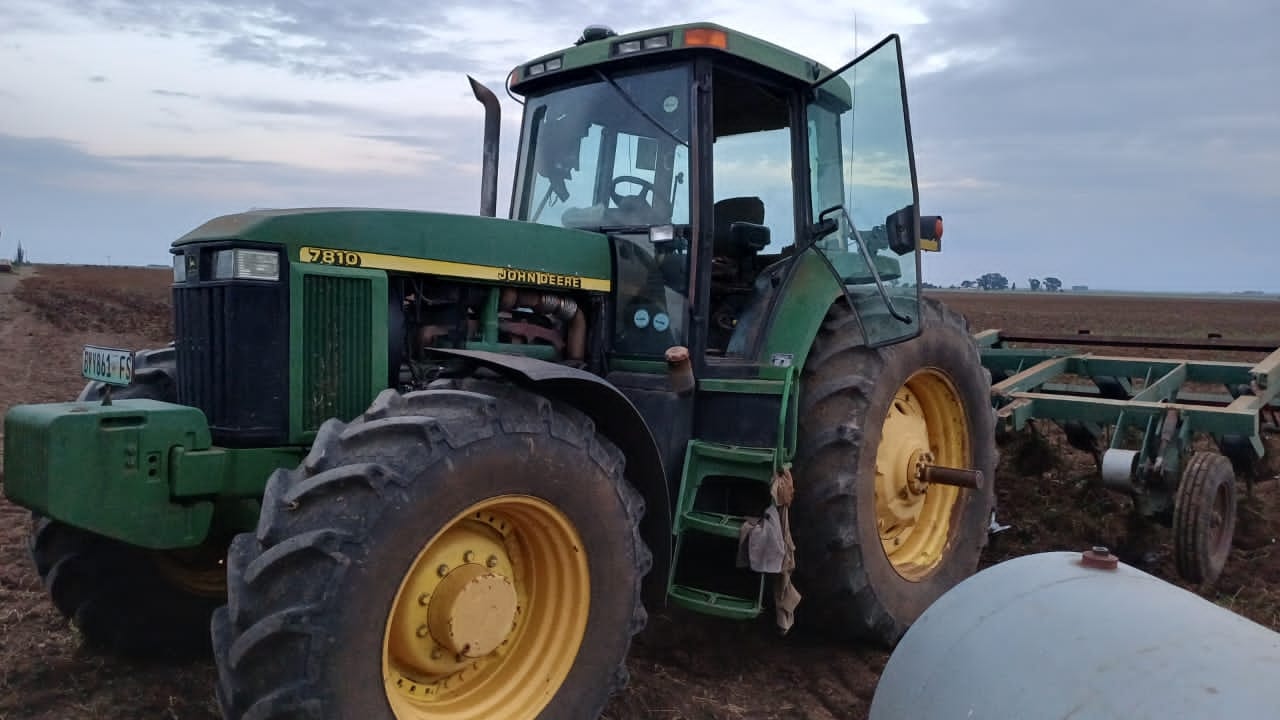 John Deere 7810 Tractor (4x4, ±175 HP)