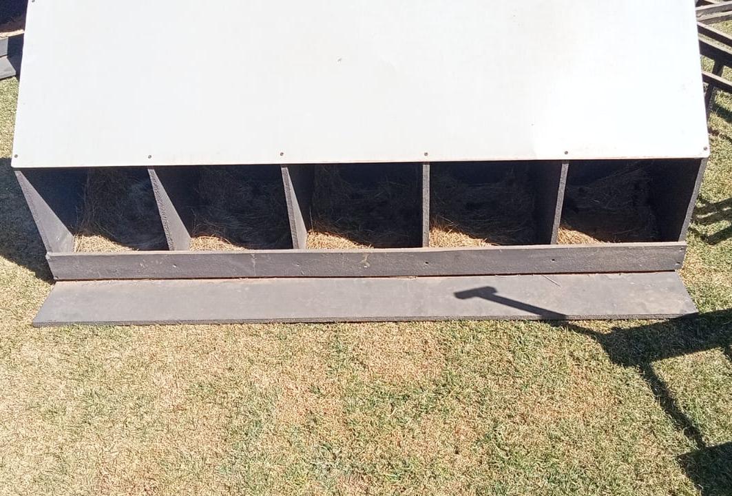4x Chicken Boxes with Individual Stands