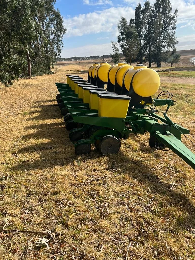 John Deere 1750 MaxEmerge Plus 8 Ry 0.91 Vinger Korrelkunsmis Planter.